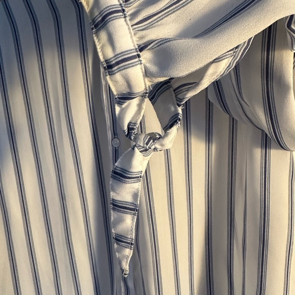 Abercrombie SZ L lightweight polyester buttoned striped shirt, tie sleeve detail - Picture 2 of 7